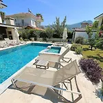 Sahra Premium - Luxury 4 Bedroom With Private Pool & Garden In Dalyan Center オルタジャ
