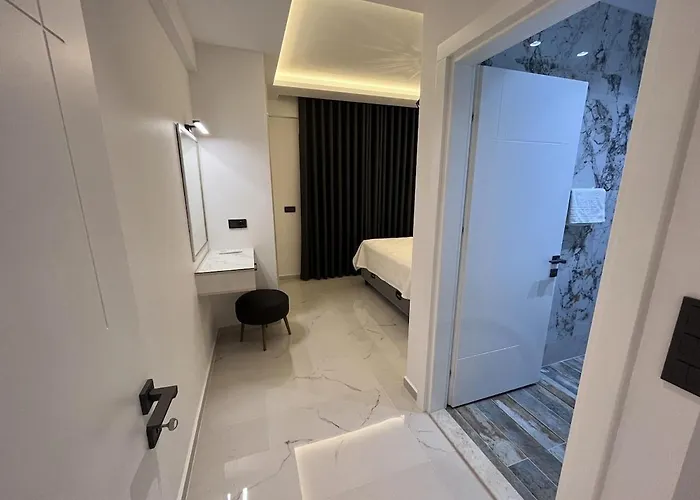 Sahra Premium - Luxury 4 Bedroom With Private Pool & Garden In Dalyan Center *