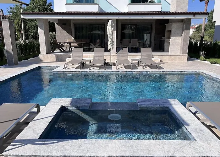 Sahra Premium - Luxury 4 Bedroom With Private Pool & Garden In Dalyan Center