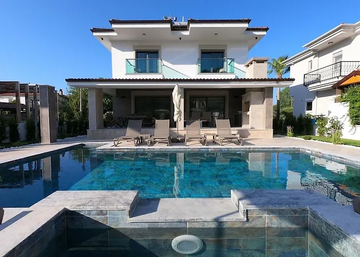 Sahra Premium - Luxury 4 Bedroom With Private Pool & Garden In Dalyan Center *