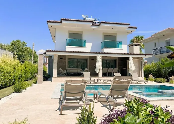 Sahra Premium - Luxury 4 Bedroom With Private Pool & Garden In Dalyan Center